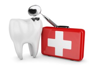 Injured tooth next to an emergency kit and a dental mirror